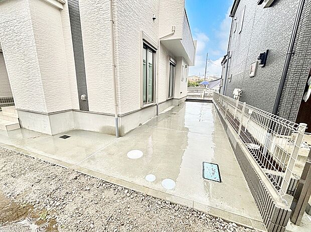 【駐車場】駐車2台可能!急なお客様の駐車に。また、ご家族の自転車スペースとしても大活躍。