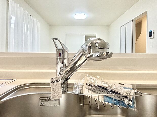 【その他設備(蛇口一体型浄水器)】浄水器一体型のキッチンで洗い物用・料理用と切り替え簡単!
