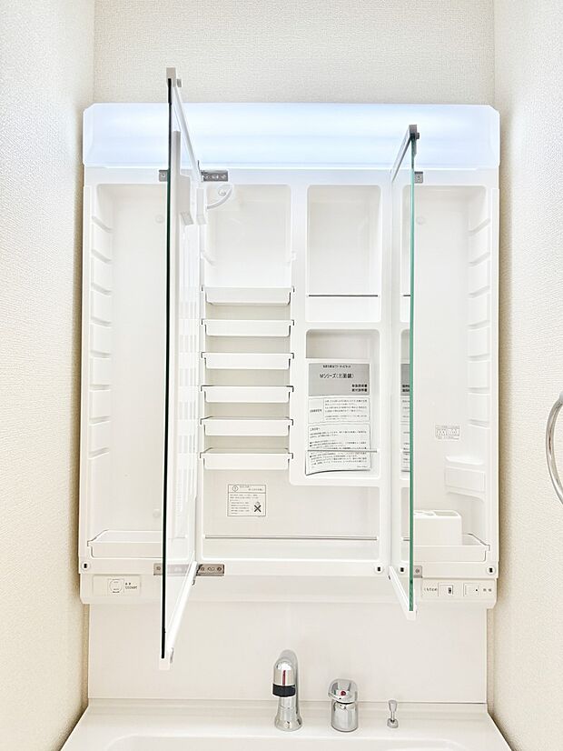 【その他設備(三面鏡裏収納)】三面鏡の裏に、化粧品や衛生用品などを収納可能。洗面台をすっきりと保ちます!