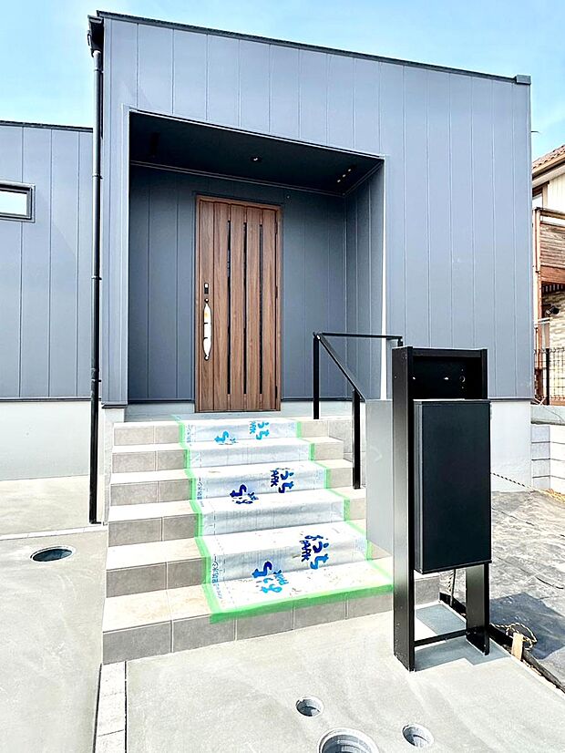 【玄関】大切な家族、来客を出迎える玄関。