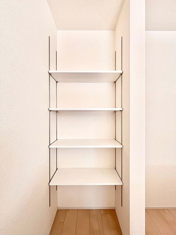 【その他設備(キッチン横収納)】キッチン横収納！食材のストックはもちろん、日用品の収納など使い方はいろいろ！  