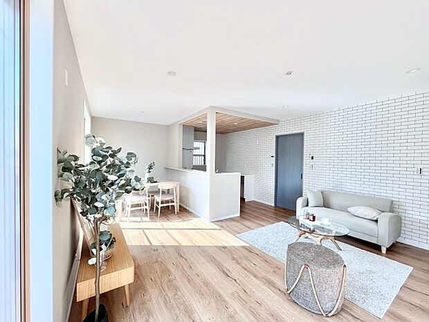 【リビング】ナチュラルテイストの優しく柔らかい色使いのフローリングが素敵なリビングですね。