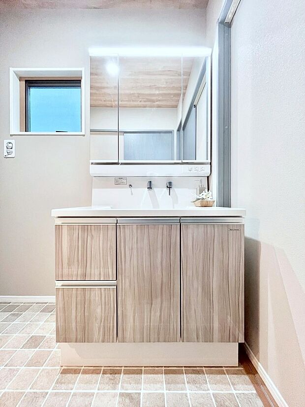 【洗面台・洗面所】大きく見やすい三面鏡で清潔感ある洗面台は、身だしなみチェックや肌のお手入れにおすすめです。