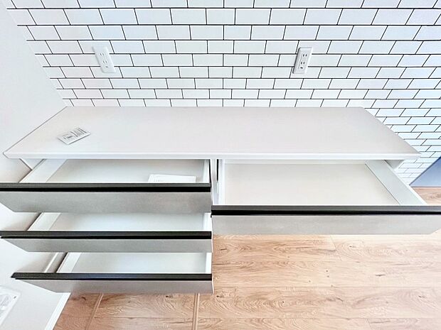 【その他設備(キッチンカップボード)】カップボードも標準装備　広々スペースでお料理しやすいキッチンです  