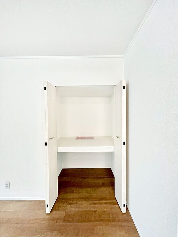 【その他設備(パントリー)】キッチンにはパントリー！食材のストックはもちろん、日用品の収納など使い方はいろいろ！