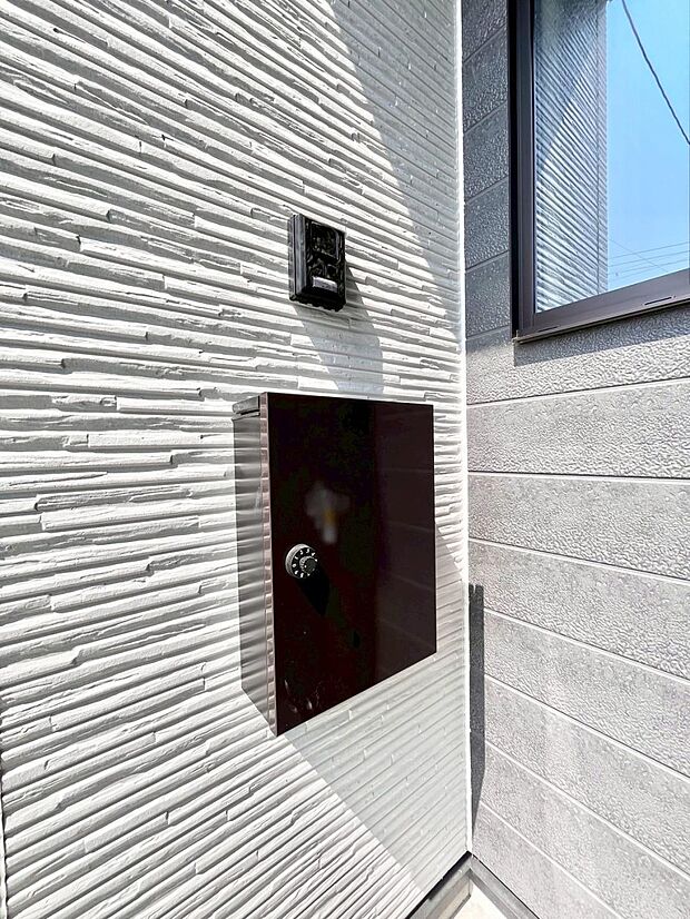 【その他現地】シンプルデザインのポスト。