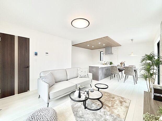 【リビングダイニング】明るい陽光が注ぎ、寛ぎの雰囲気に満たされるリビング・ダイニング。