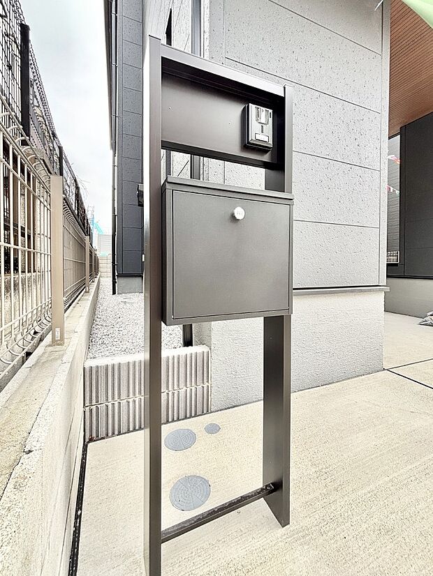 【その他現地】表札・インターホン・ポストをひとつに集約。エントランスになじむシンプルデザイン。