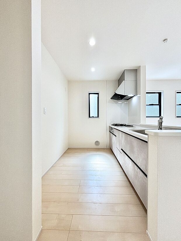 【ダイニングキッチン】爽やかな風が通り抜けるキッチン。窓があるので明るく換気にも役立ちます。