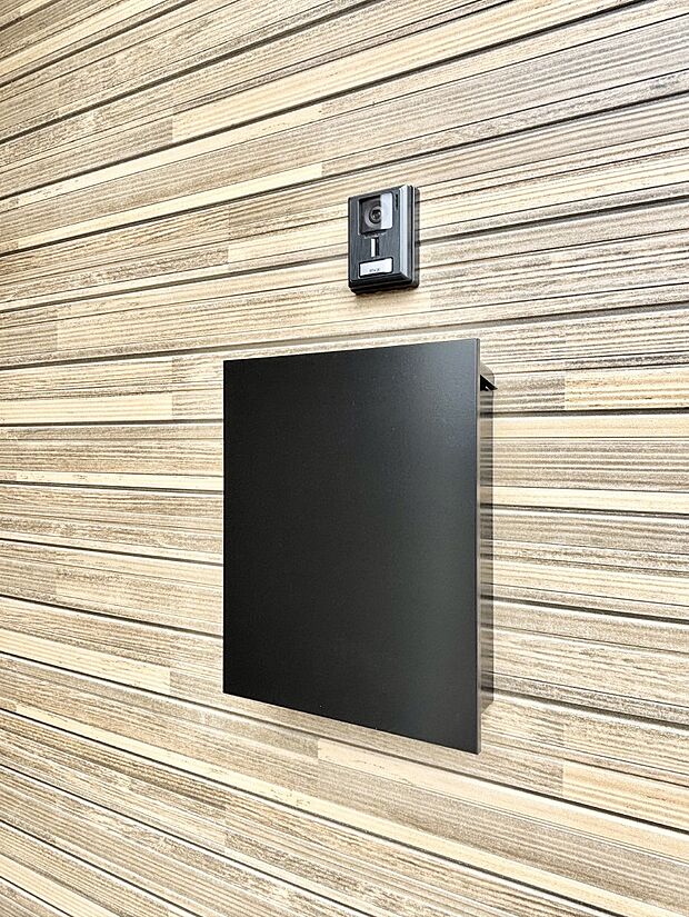 【その他現地】シンプルデザインのポスト。