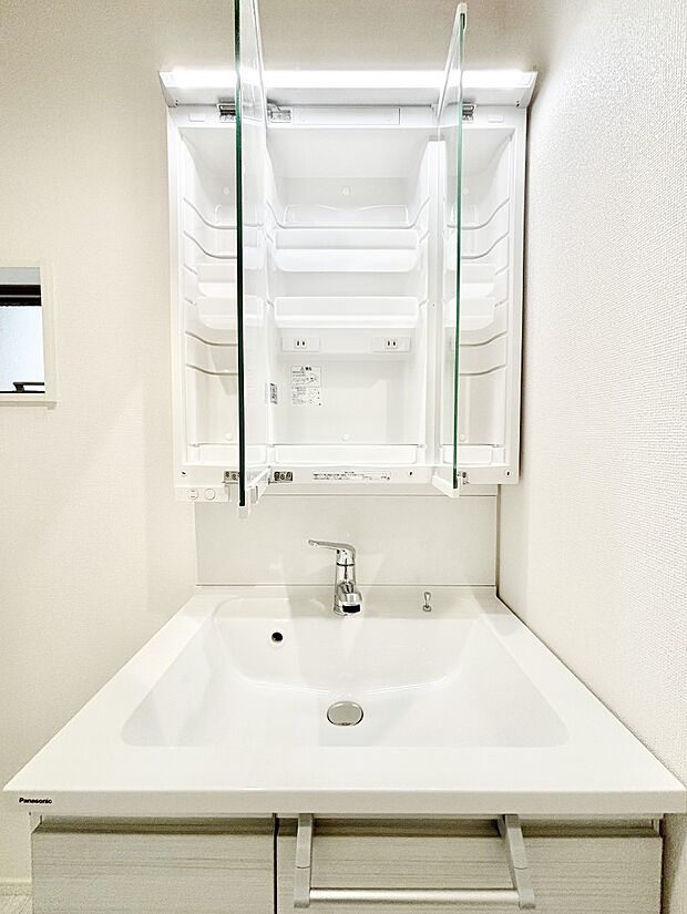 【その他設備(三面鏡裏収納)】三面鏡の裏に、化粧品や衛生用品などを収納可能。洗面台をすっきりと保ちます！