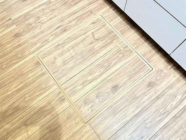 【その他設備(床下収納)】床下収納付き!日用品・非常用品の収納にも大活躍。