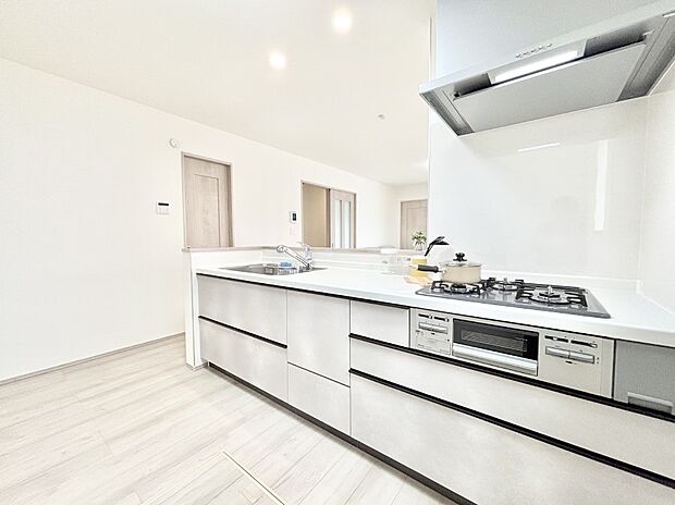 【ダイニングキッチン】ゆとりあるキッチンではご家族と楽しくお料理ができます。