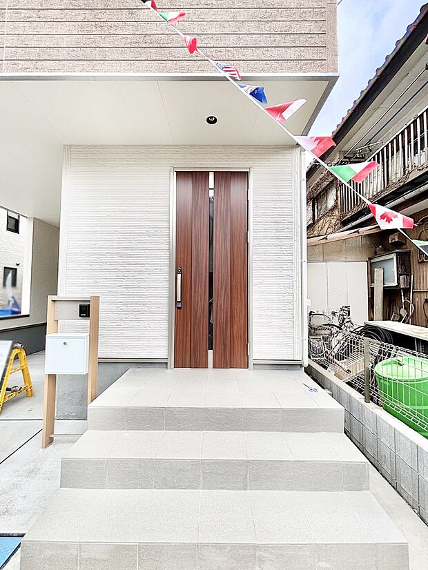 【玄関】大切な家族、来客を出迎える玄関。