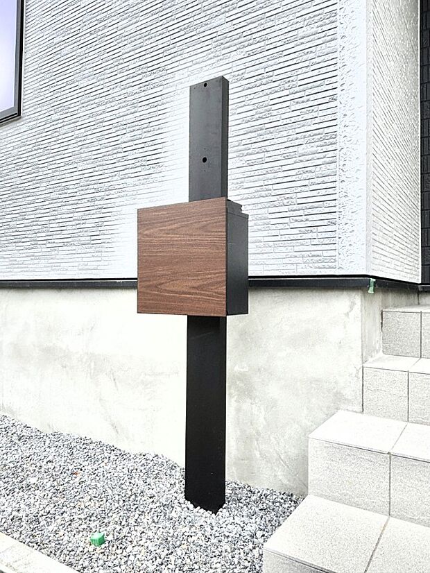 【その他現地】表札・インターホン・ポストをひとつに集約。エントランスになじむシンプルデザイン。