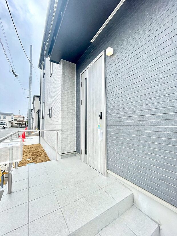 【玄関】大切な家族、来客を出迎える玄関。