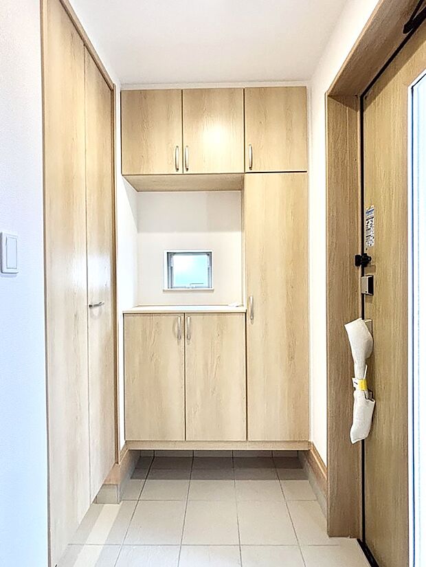 【その他設備(シューズボックス)】たっぷり収納できるシューズボックスで家族全員の靴も、玄関すっきり。  