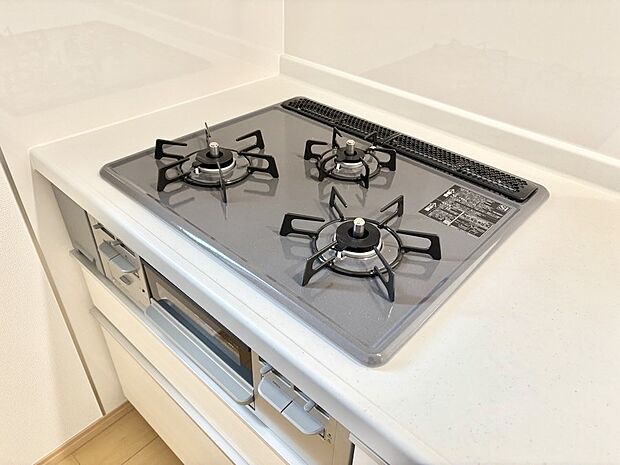 【その他設備(Ｓｉセンサーコンロ)】ガスコンロはＳｉセンサー搭載。火力調節や焦げ付き・消し忘れも防いでくれます。