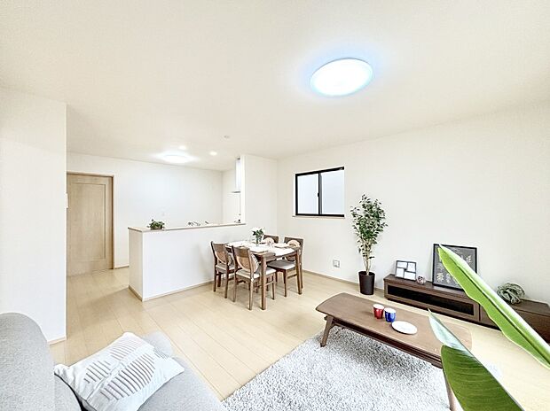 【リビングダイニング】明るい陽光が注ぎ、寛ぎの雰囲気に満たされるリビング・ダイニング。 