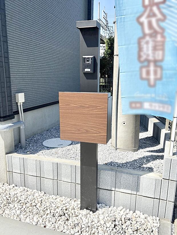 【その他現地】表札・インターホン・ポストをひとつに集約。エントランスになじむシンプルデザイン。