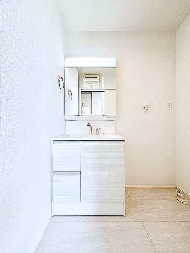 【洗面台・洗面所】大きく見やすい三面鏡で清潔感ある洗面台は、身だしなみチェックや肌のお手入れにおすすめです。