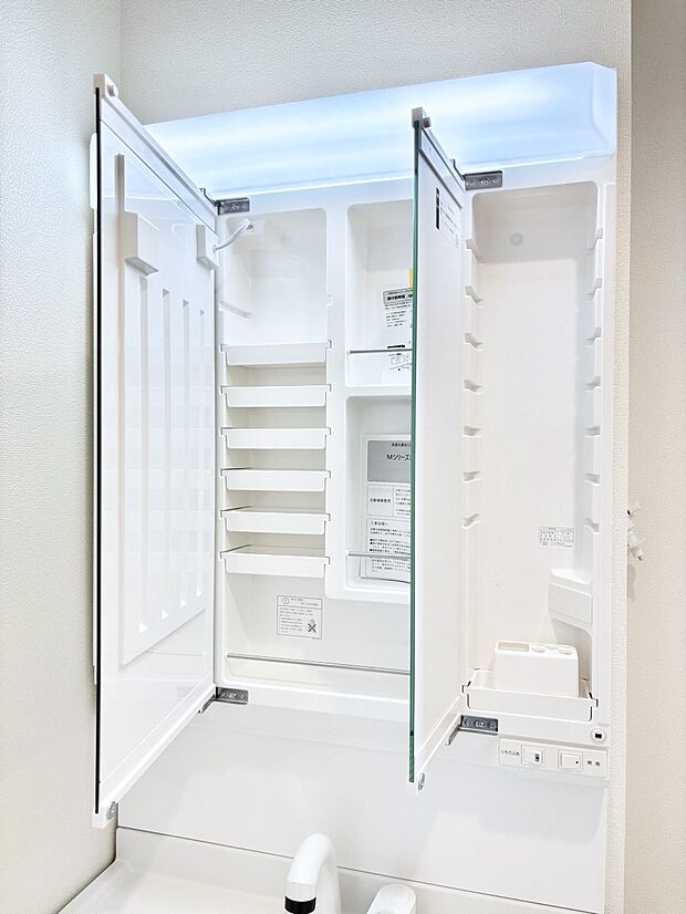 【その他設備(三面鏡裏収納)】三面鏡の裏に、化粧品や衛生用品などを収納可能。洗面台をすっきりと保ちます！