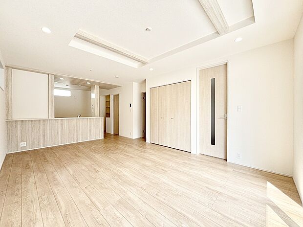 【リビングダイニング】明るい陽光が注ぎ、寛ぎの雰囲気に満たされるリビング・ダイニング。 