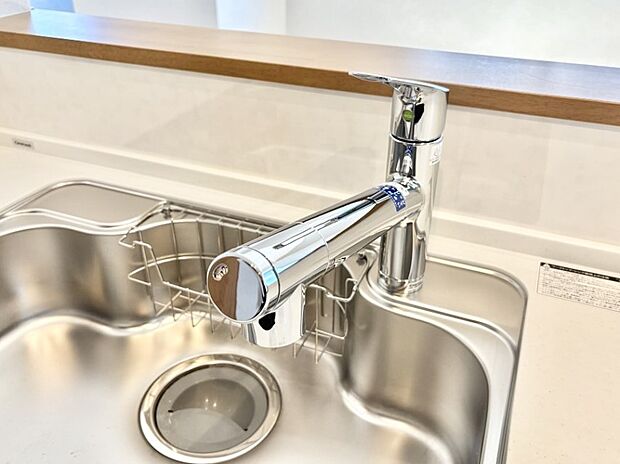 【その他設備(浄水器)】いつでも清潔なおいしいお水を。一つの水栓で水道水と浄水を使い分け。