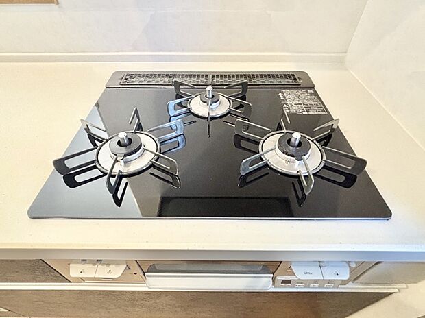 【その他設備(Siセンサーコンロ)】ガスコンロはSiセンサー搭載。火力調節や焦げ付き・消し忘れも防いでくれます。