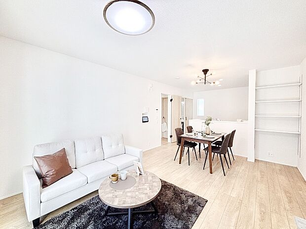 【リビング】可動棚付きのオシャレなLDK!家族みんなが快適に過ごせそうですね。