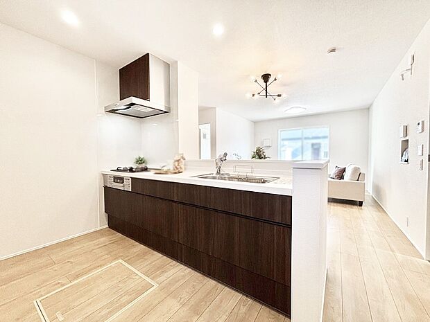 【ダイニングキッチン】カウンター越しに楽しいおしゃべり。いつものお料理がもっと美味しくなりそうですね。