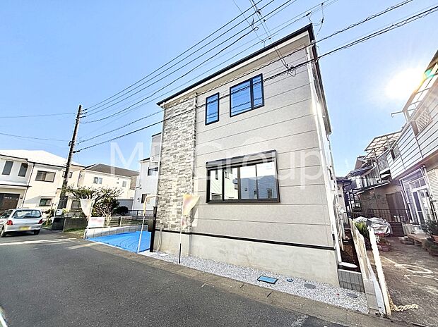 【現地外観写真】たっぷりの陽光と開放感に包まれる明るい住まい