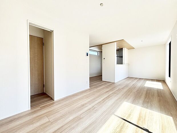 【リビングダイニング】明るい陽光が注ぎ、寛ぎの雰囲気に満たされるリビング・ダイニング。 