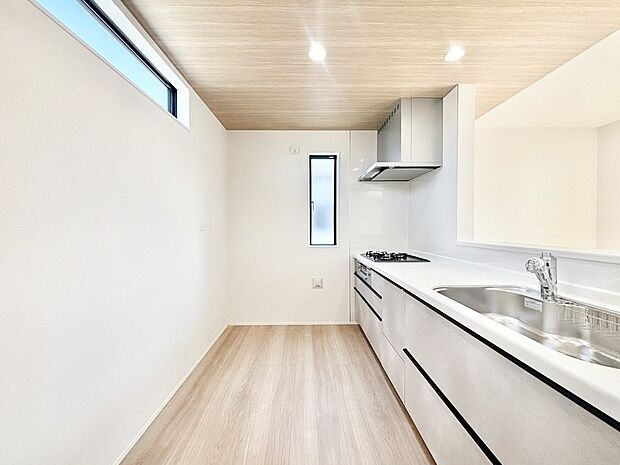 【ダイニングキッチン】毎日使うキッチンだから、使いやすさ＆お手入れのしやすさにこだわりました。 