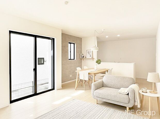 【リビング】家族の和やかな会話が聞こえてきそう。開放感のあるリビングです。※家具はCGです  