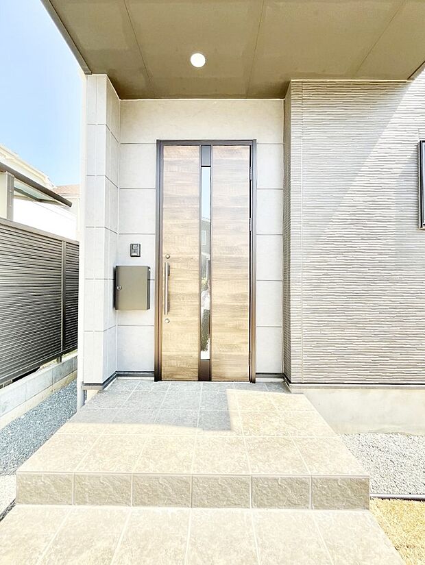 【玄関】玄関前は雨が降っても濡れにくい屋根付き