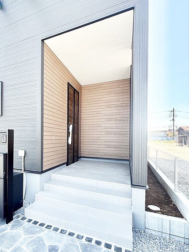 【玄関】玄関前は屋根付きで雨が降っていても濡れにくいです