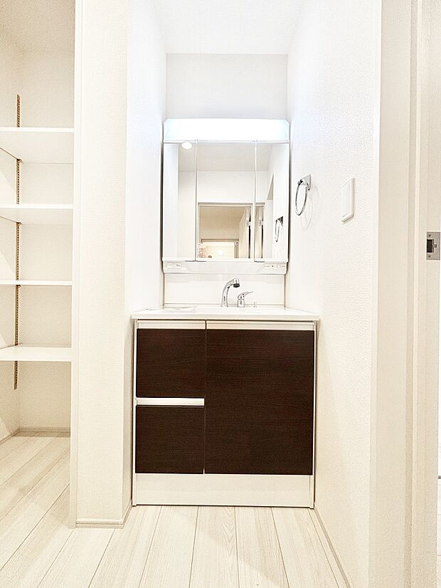 【洗面台・洗面所】スタイリングに便利な三面鏡、ミラーキャビネットで細かい物スッキリ