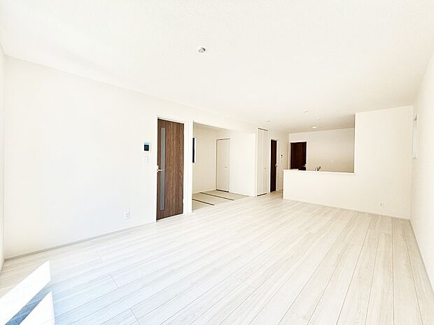 【ダイニング】家族の笑顔が自然と生まれてくる、そんな雰囲気のダイニングに仕上がっています。