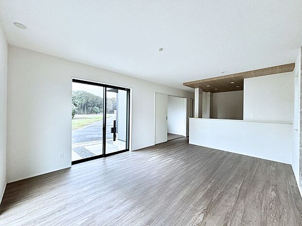 【ダイニング】家族が自然と集まる憩いのスペースになりそう ※CG加工あり