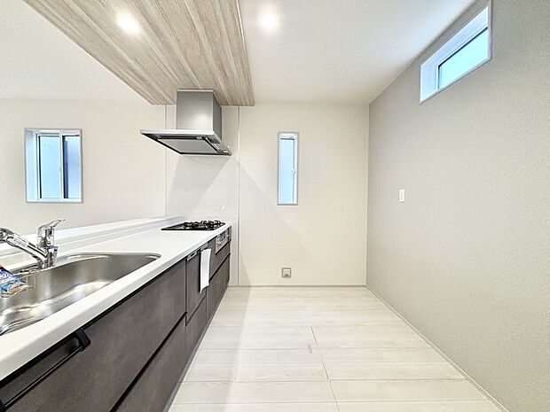 【キッチン】ゆとりあるキッチンではご家族と楽しくお料理ができます。