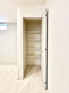その他設備(キッチン横収納)