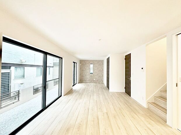 【リビングダイニング】アクセントクロスがお洒落なリビング。家族でのんびりくつろげる広々スペース。