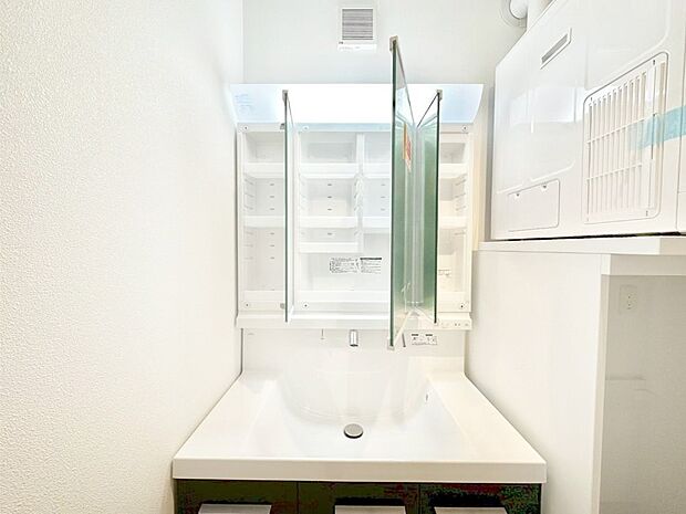 【その他設備(三面鏡裏収納)】三面鏡の裏に、化粧品や衛生用品などを収納可能。洗面台をすっきりと保ちます！