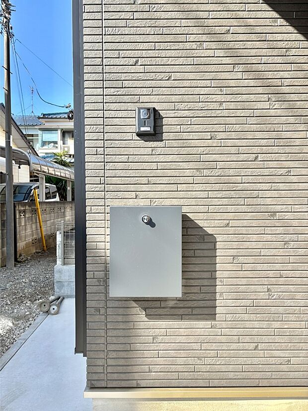 【その他現地】シンプルデザインのポスト。