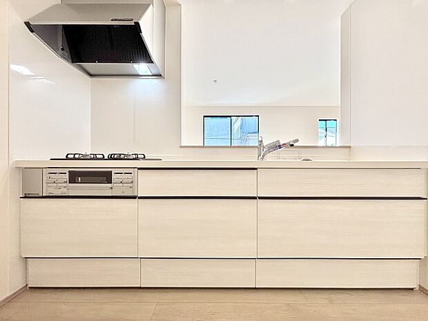 【ダイニングキッチン】料理をしながらでもご家族との会話を楽しめる対面キッチン