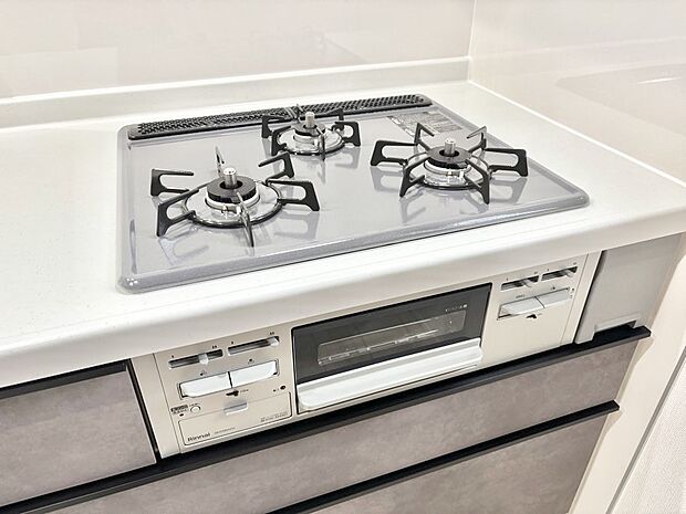 【その他設備(Siセンサーコンロ)】ガスコンロはSiセンサー搭載。火力調節や焦げ付き・消し忘れも防いでくれます。