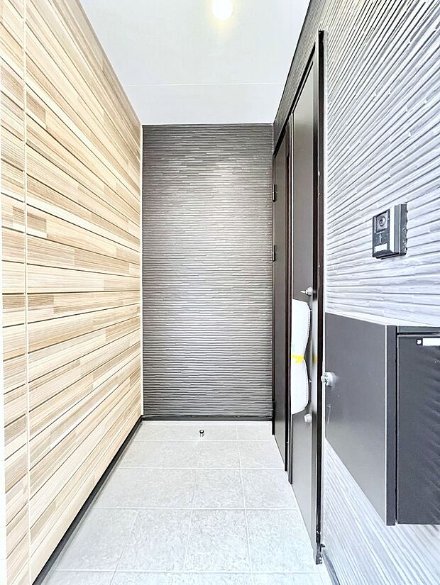 【玄関】大切な家族、来客を出迎える玄関。玄関前は屋根付きで雨が降っていても濡れにくいです。