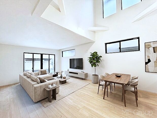 【リビング】上部は吹抜け！自然光が取り込まれ、家族団らんの場所を明るく演出　※家具はCGです