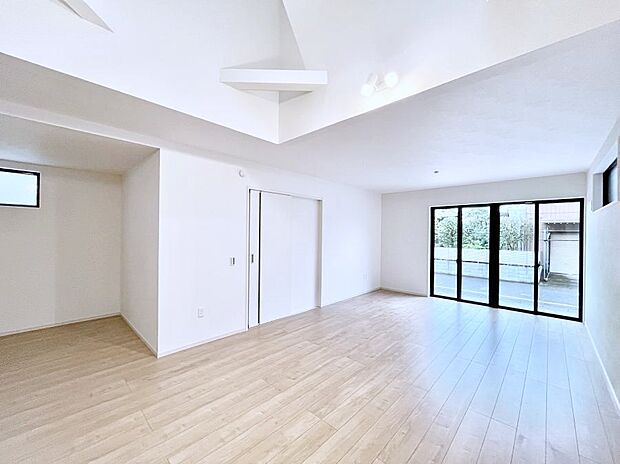 【ダイニング】お洒落で開放感を演出する吹抜けのあるダイニング